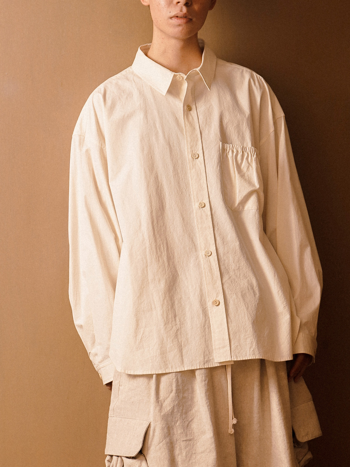 WRIST PATCH WIDE SHIRT OFF (WHITE)